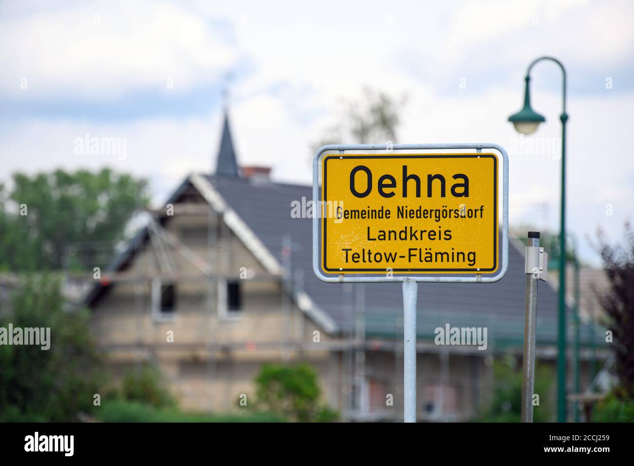18 August 2020, Brandenburg, Niedergrsdorf/ Ot Oehna: The city limit sign  at the Mgelner Strae. The village on the edge of the Flming was first  mentioned in a letter from a bishop