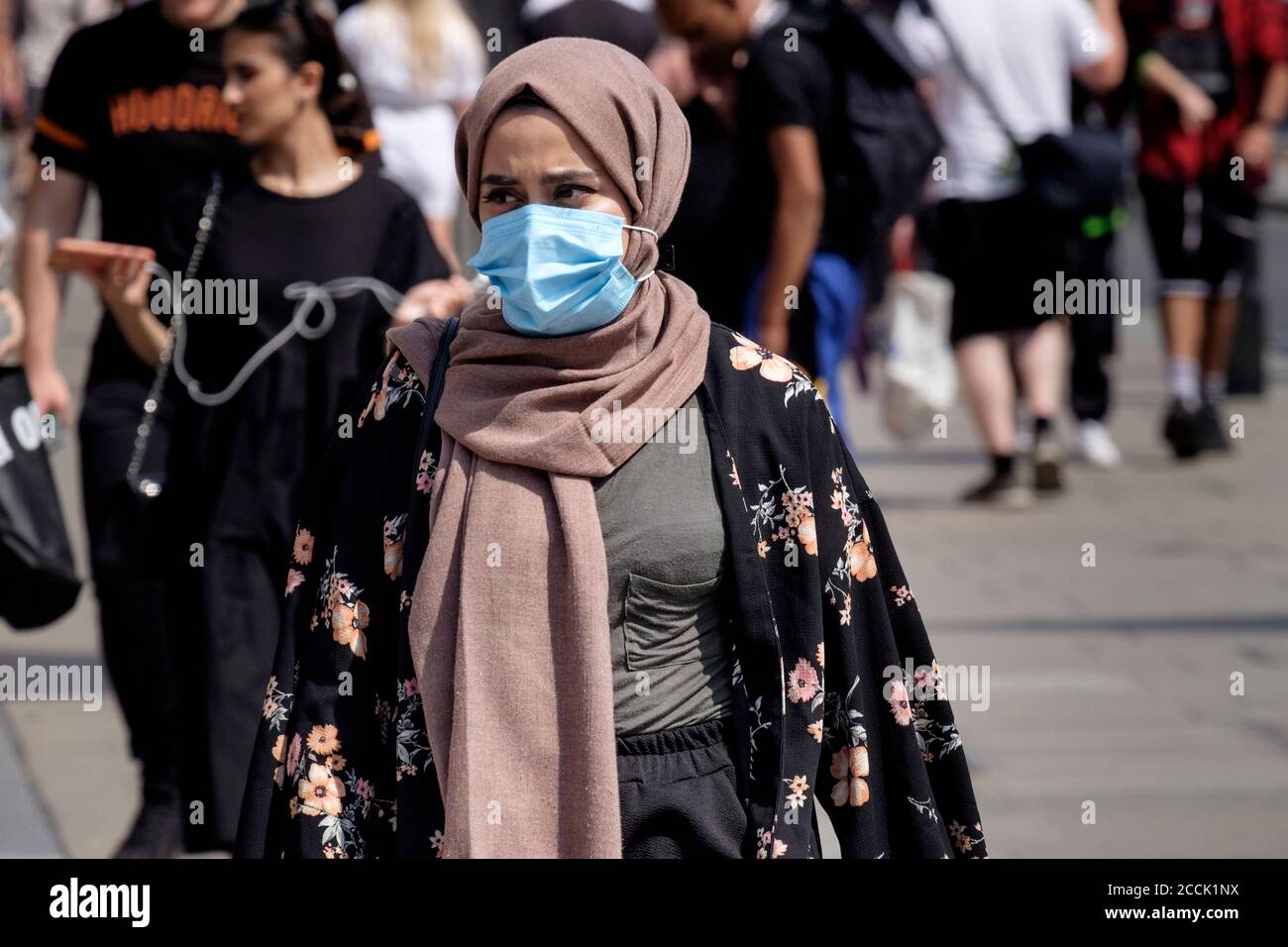 Muslim woman uk hi-res stock photography and images - Alamy