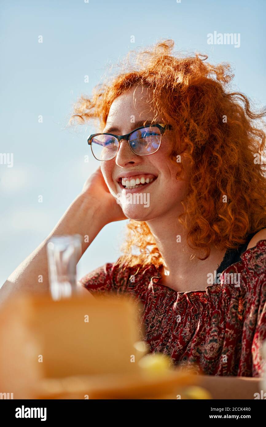 Portrait of happy redheaded young woman Stock Photo - Alamy