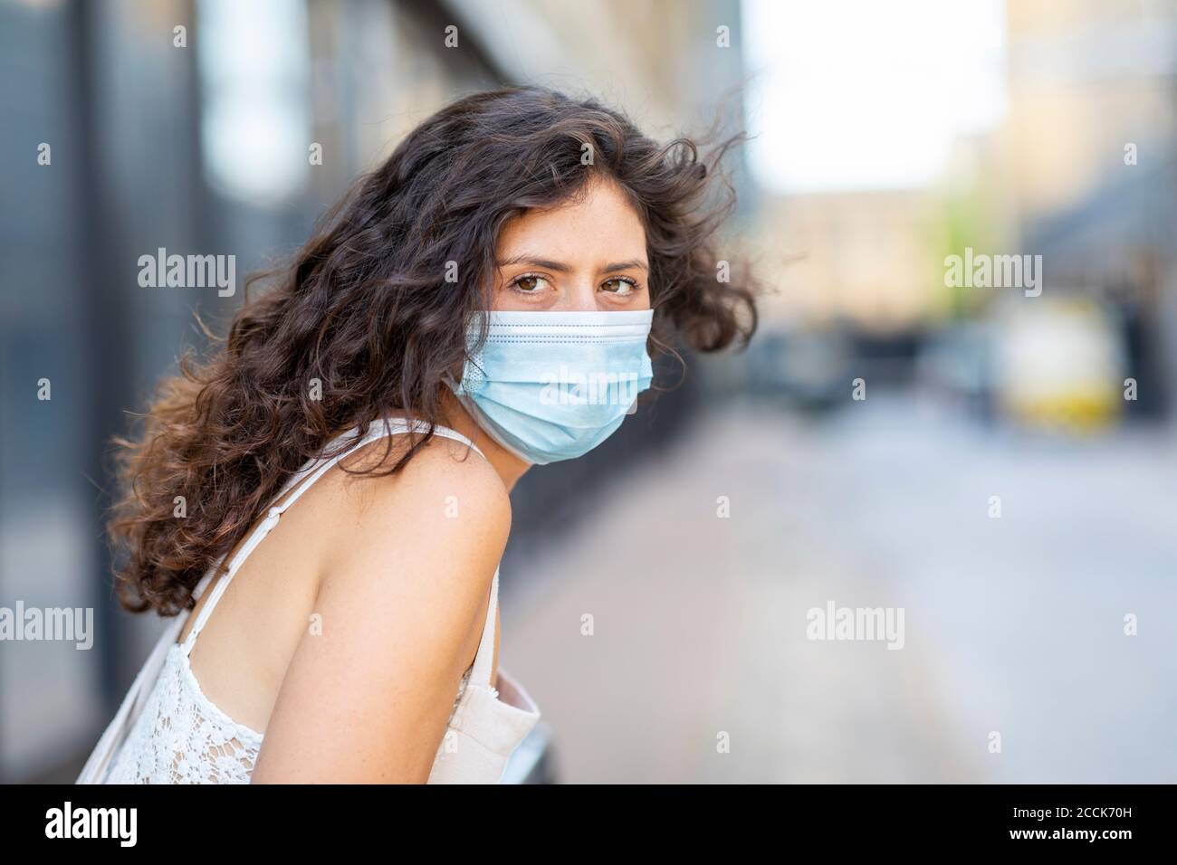 London woman wearing face mask hi-res stock photography and images - Alamy