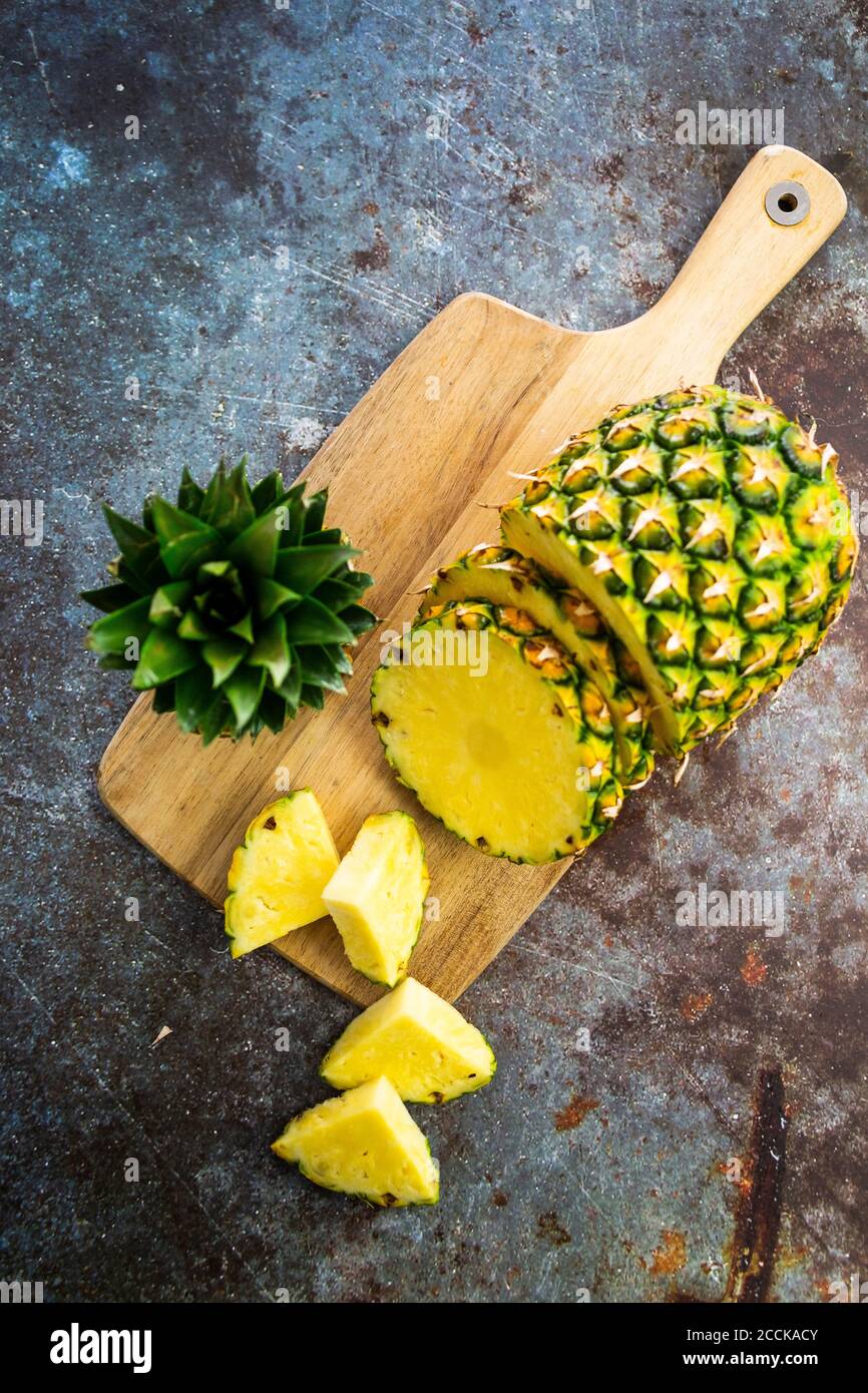 Chopped pineapple on chopping board Stock Photo - Alamy