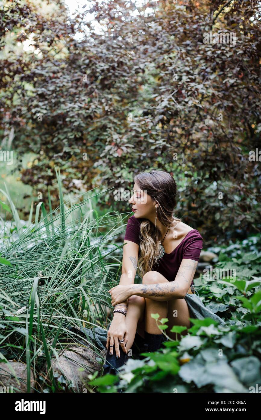 Sitting in park hi-res stock photography and images - Alamy