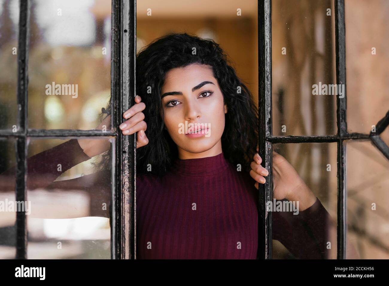 Black haired beauty hi-res stock photography and images - Alamy