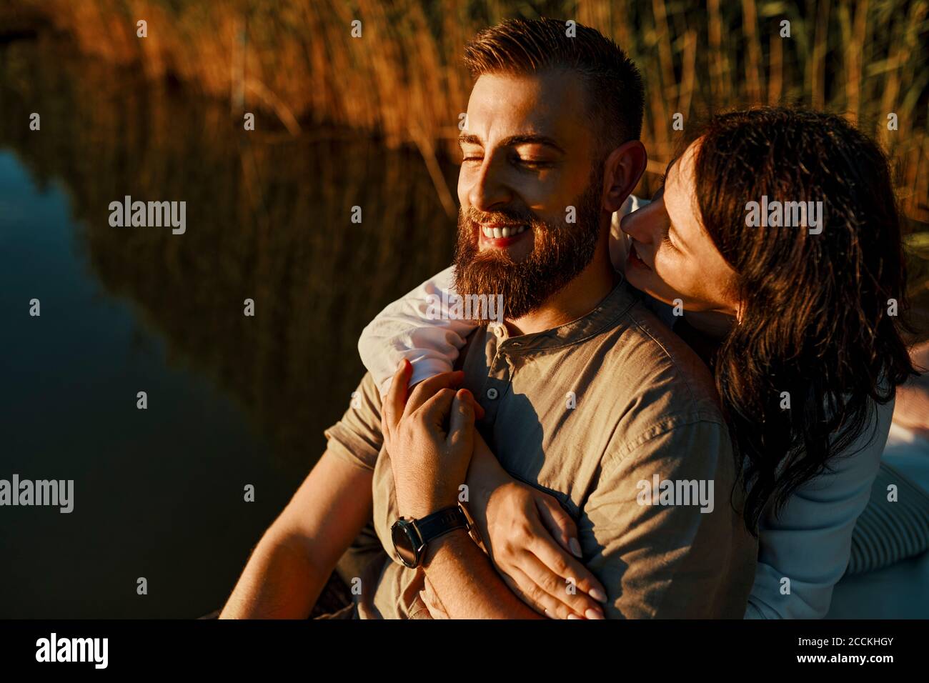 Romantic couple hugging sunset hi-res stock photography and images - Alamy