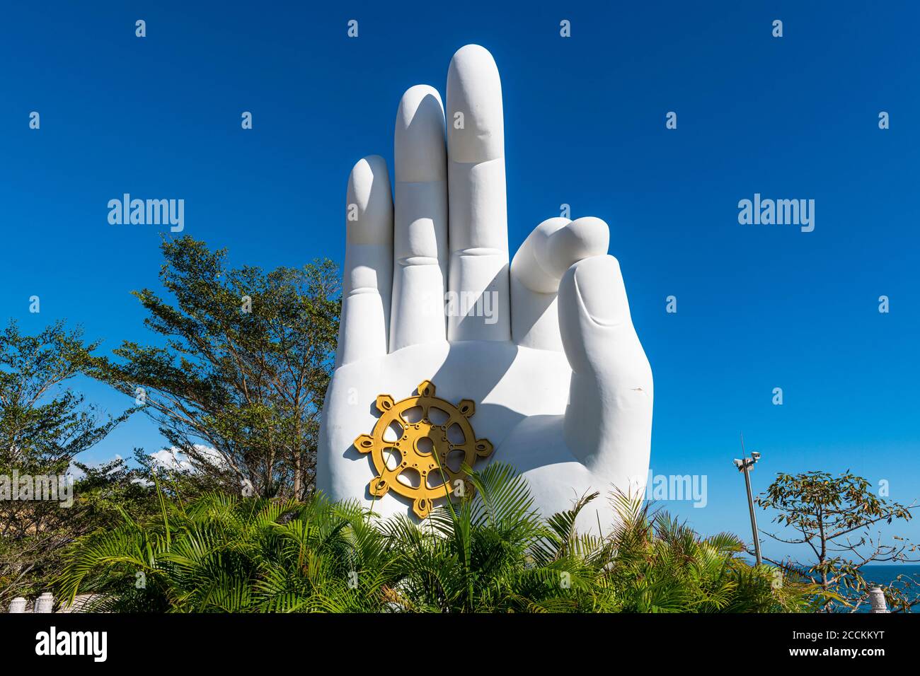 Giant hand sculpture hi-res stock photography and images - Alamy
