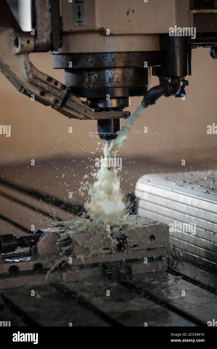 Automatic heavy industrial drill bit machine cooled with water to