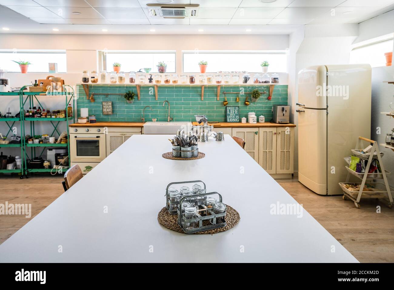 Kitchen island in cooking class Stock Photo Alamy