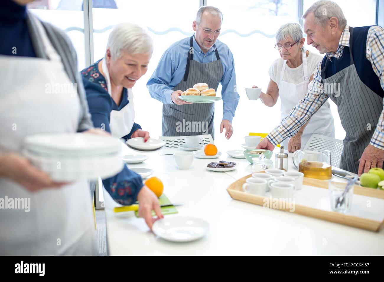 Group seniors table hi-res stock photography and images - Alamy
