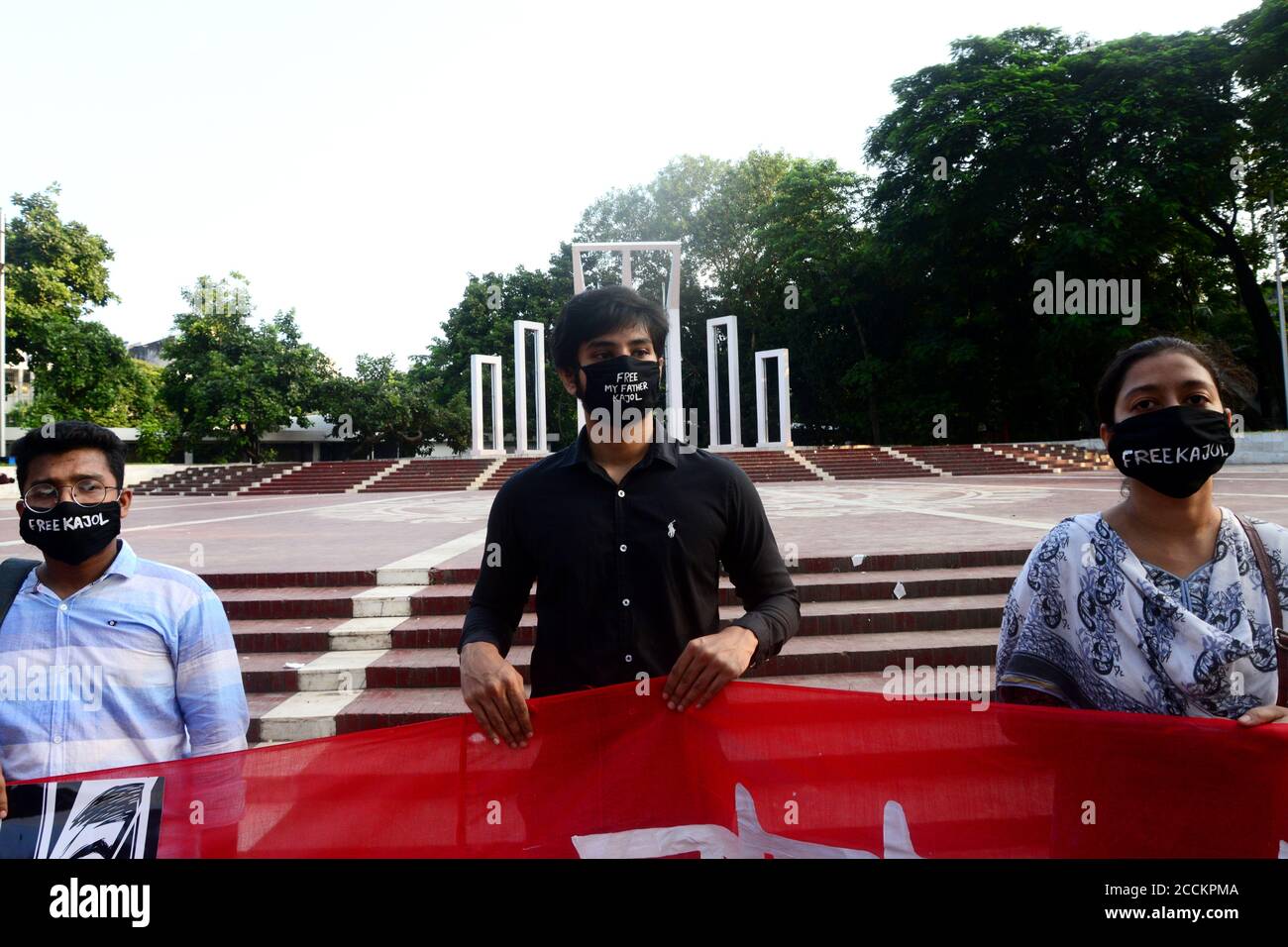 Protesters participant the human chain demand release of a Bangladeshi journalist Shafiqul Islam kajol at Central Shahid Minar in Dhaka, Bangladesh, o Stock Photo