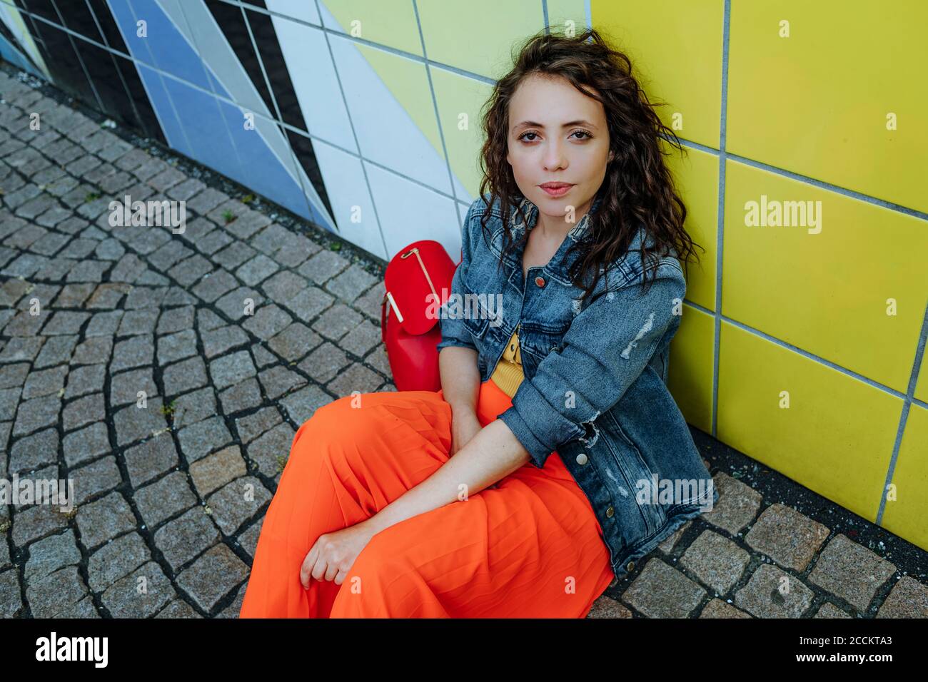 Young black woman in city backpack hi-res stock photography and images ...