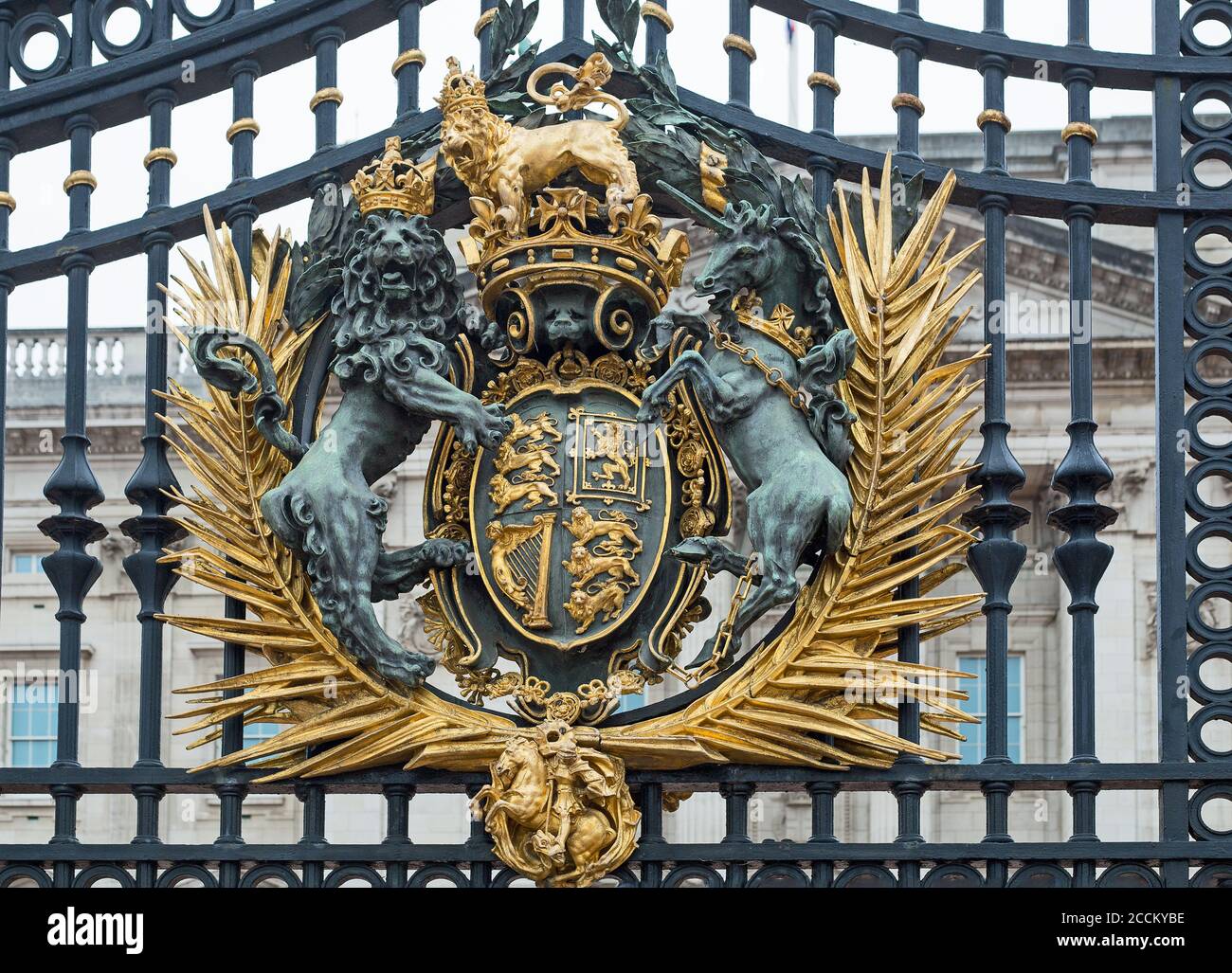 Royal Crest, Buckingham Palace, Londn, 2020.  The gate bearing the Royal Coat of Arms is the main entrance to the Queen's London residence. The lion o Stock Photo