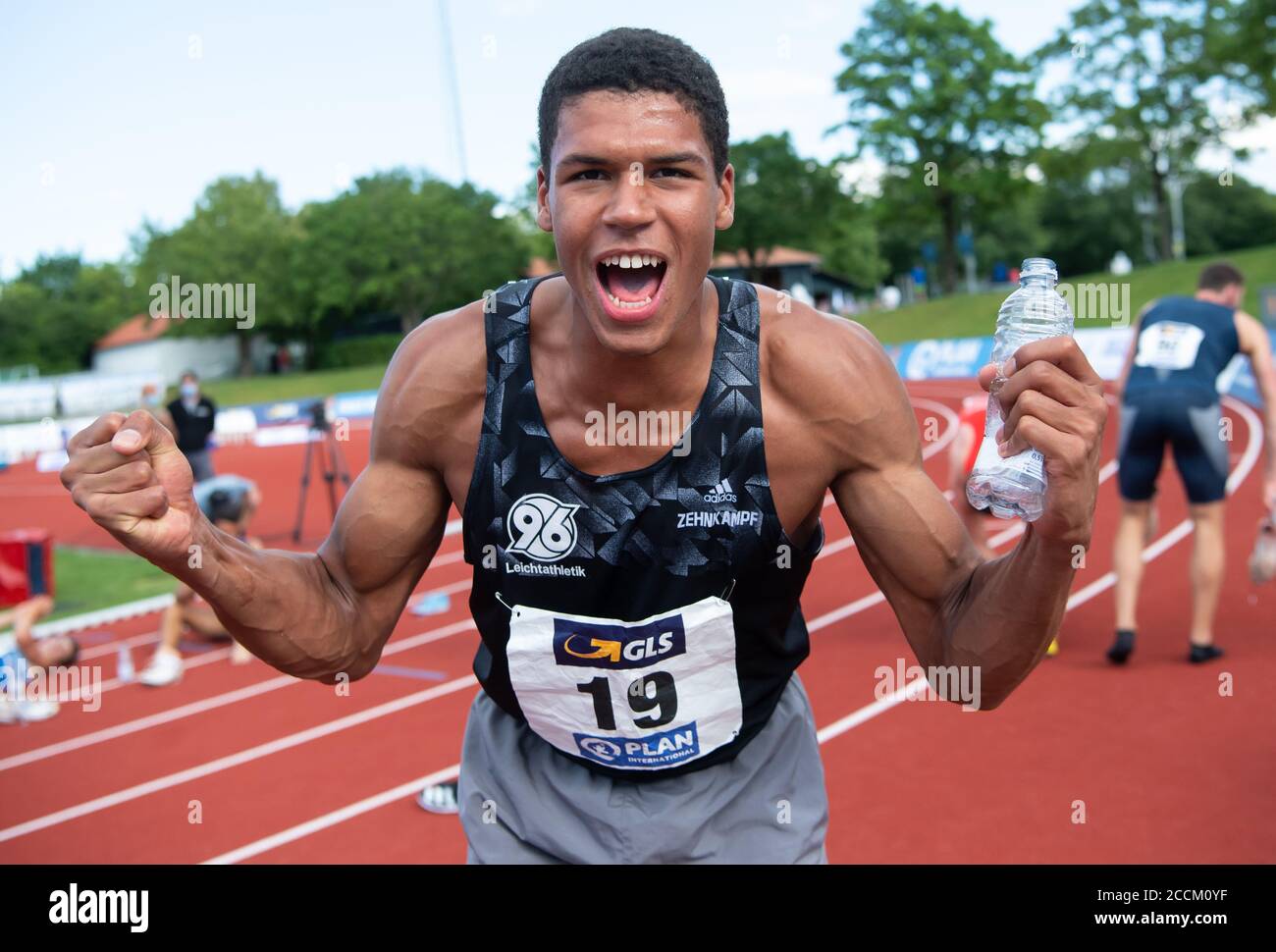 Vaterstetten, Germany. 23rd Aug, 2020. Athletics: German championship in  all-around in the sports centre, decathlon, men: Malik Diakite cheers at  the finish after his run over 1500m. Diakite is the German Champion