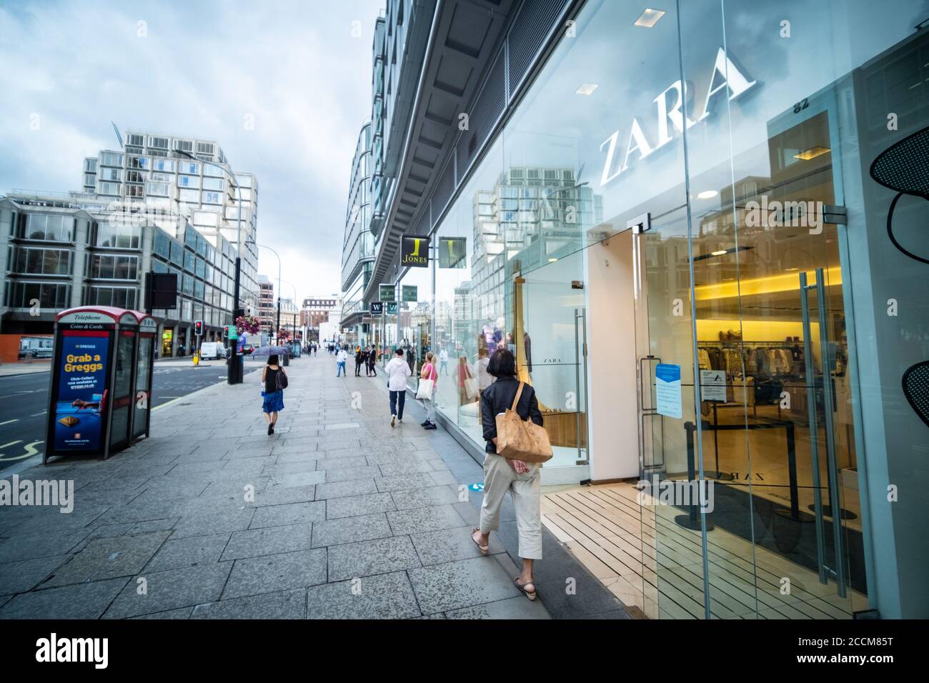 London- Zara store on quiet Victoria Street, Westminster Stock Photo - Alamy