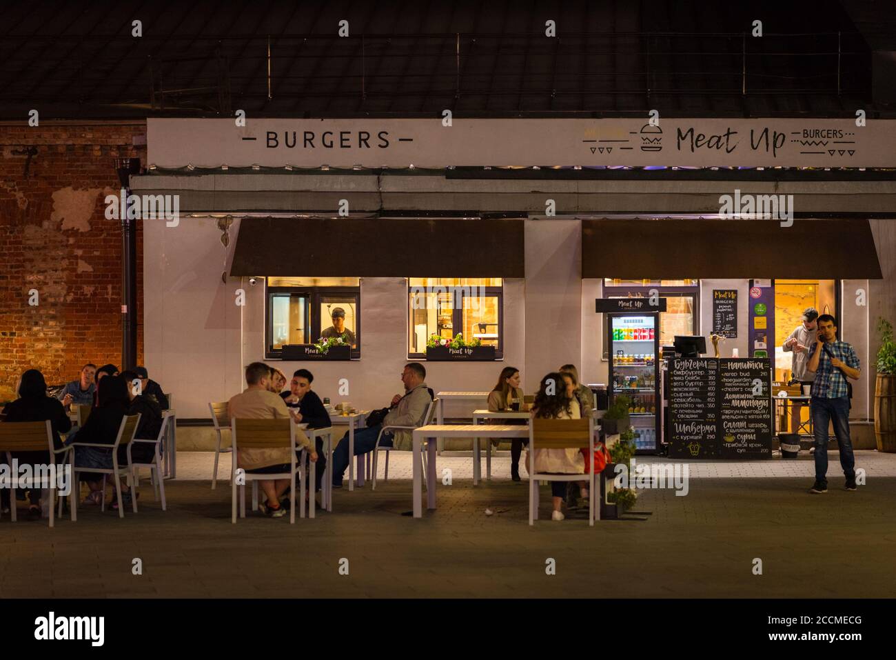 Saint Petersburg, Russia - August 18, 2020: an outdoor space of a restaurant Meat Up Burgers in Sevkabel Port. Stock Photo