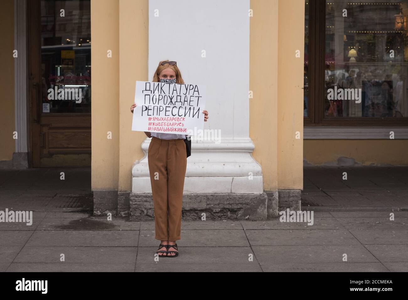 Saint Petersburg, Russia - August 22, 2020: a protester holds a poster saying in Russian 'Dictatorship Breeds Repression' with hashtags. Stock Photo