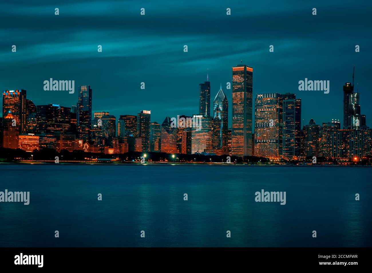 Chicago skyline at night hi-res stock photography and images - Alamy