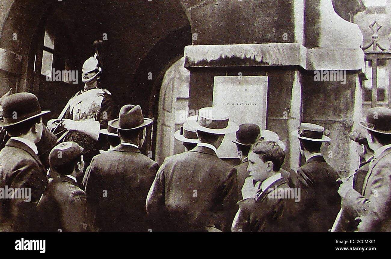 August 5th 1914, Crowds in London read the declaration of War against Germany (WWI), triggered by the assassination of Archduke Franz Ferdinand of Austria. Stock Photo