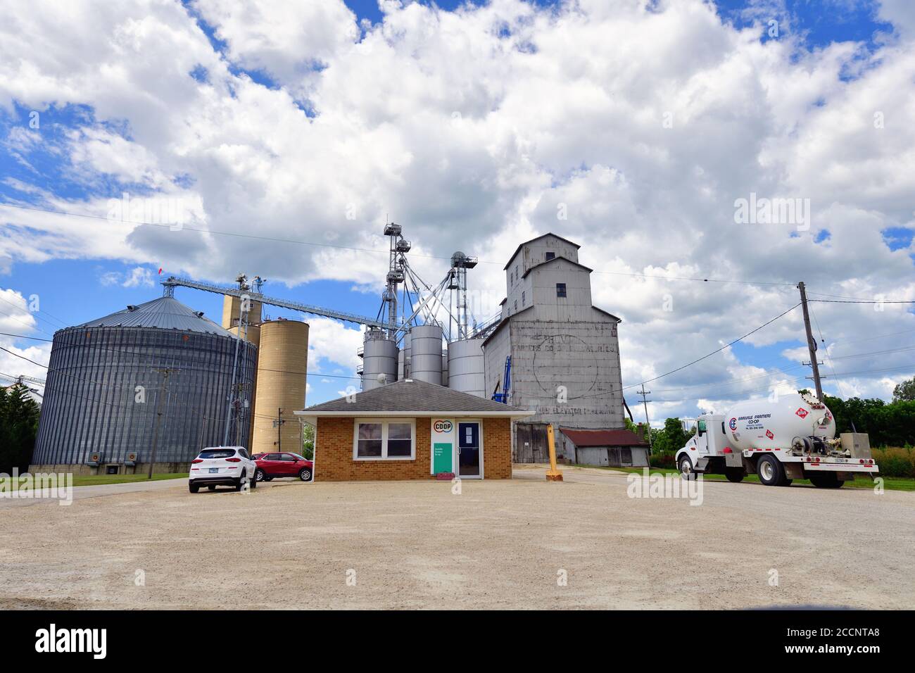 Earlville, Illinois, USA. Grain elevators complex beside a double track railroad mainline in a small north central Illinois community. Stock Photo