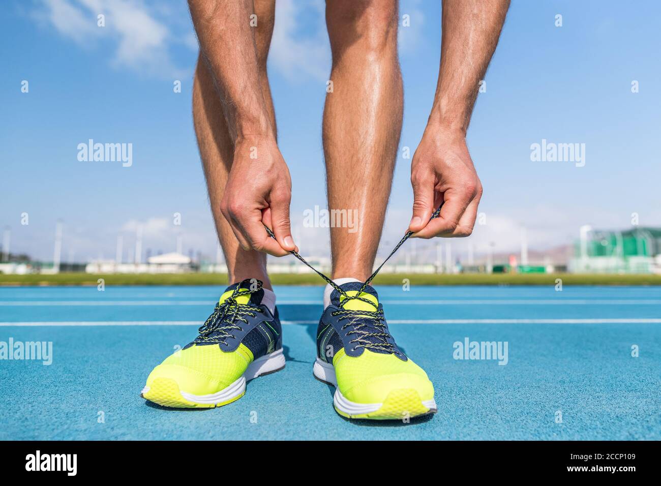 Runner tying the shoe laces hires stock photography and images Alamy