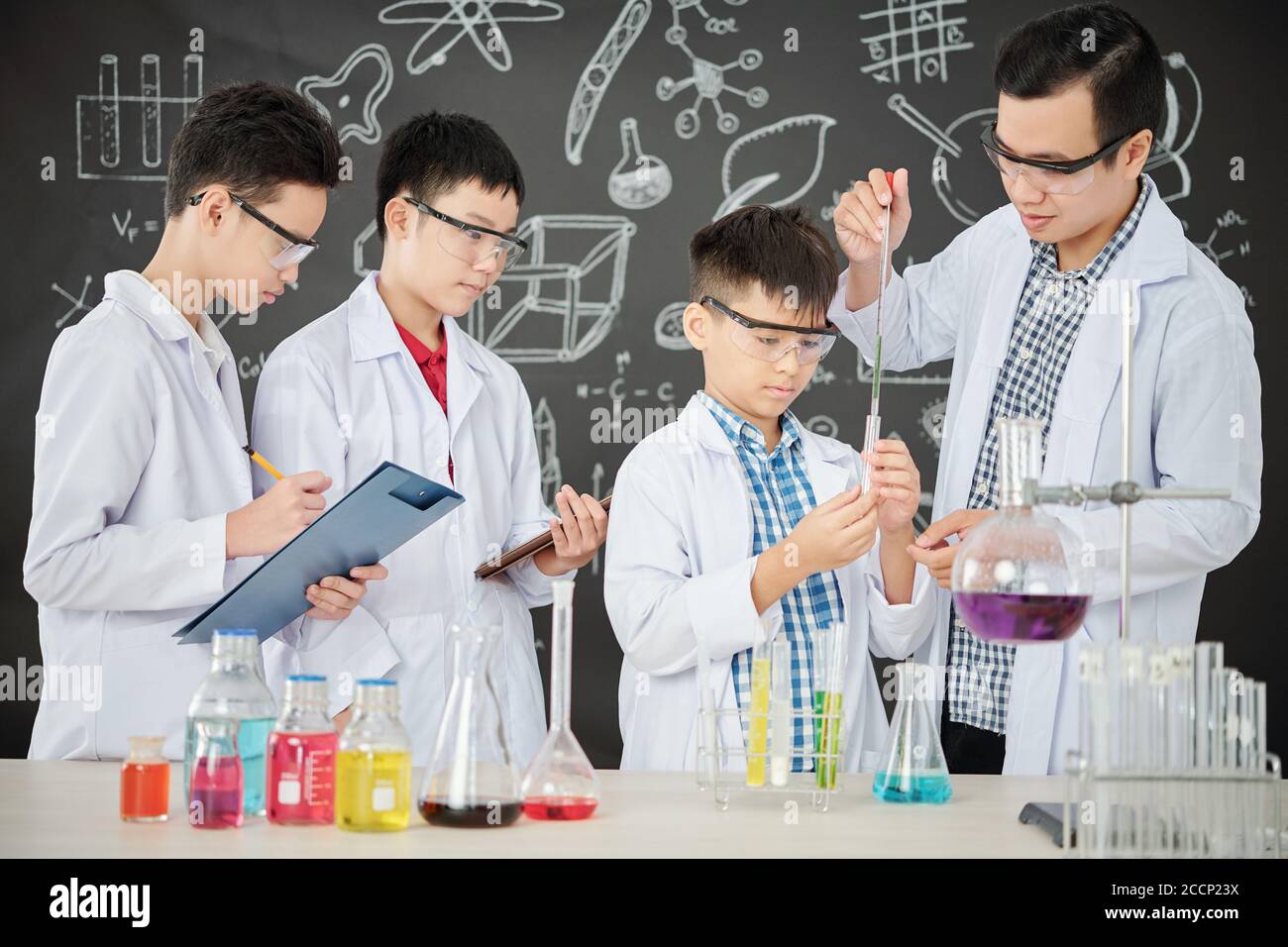 Учитель проводит опыт. Педагог проводит опыты. Опыт учителя. Учитель проводил опыт. Учительница по химии.