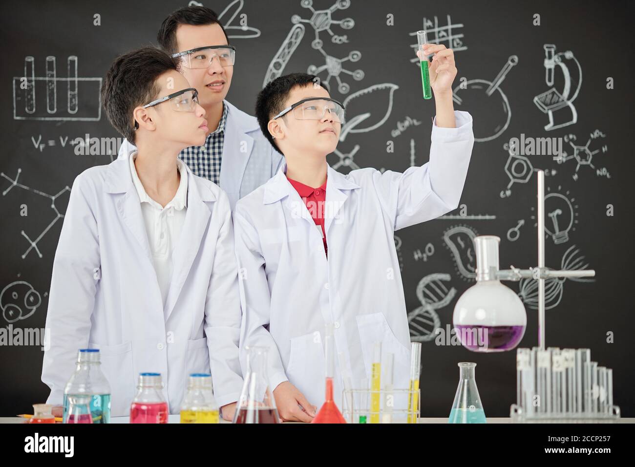 Педагог биологии и химии. Фотосессия учителя химии. Учительница химии. Учительница химии. Учитель пробирки.