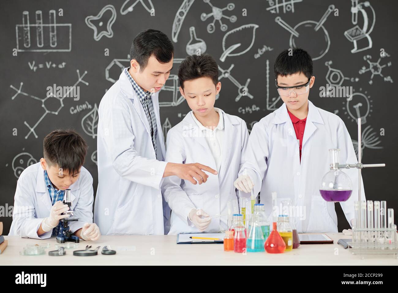 Explaining chemical reaction to students Stock Photo Alamy