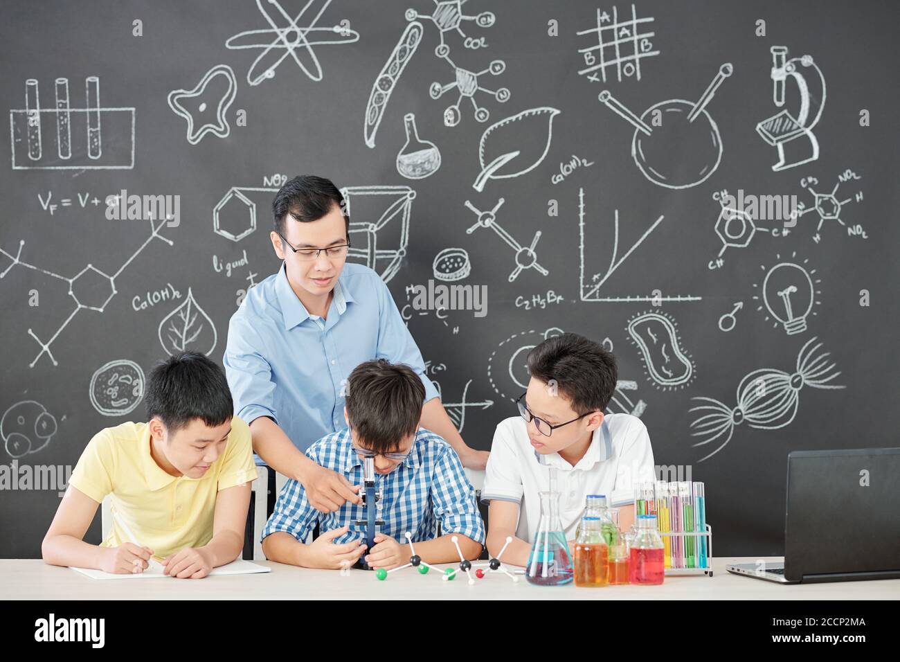 School chemistry class Stock Photo - Alamy