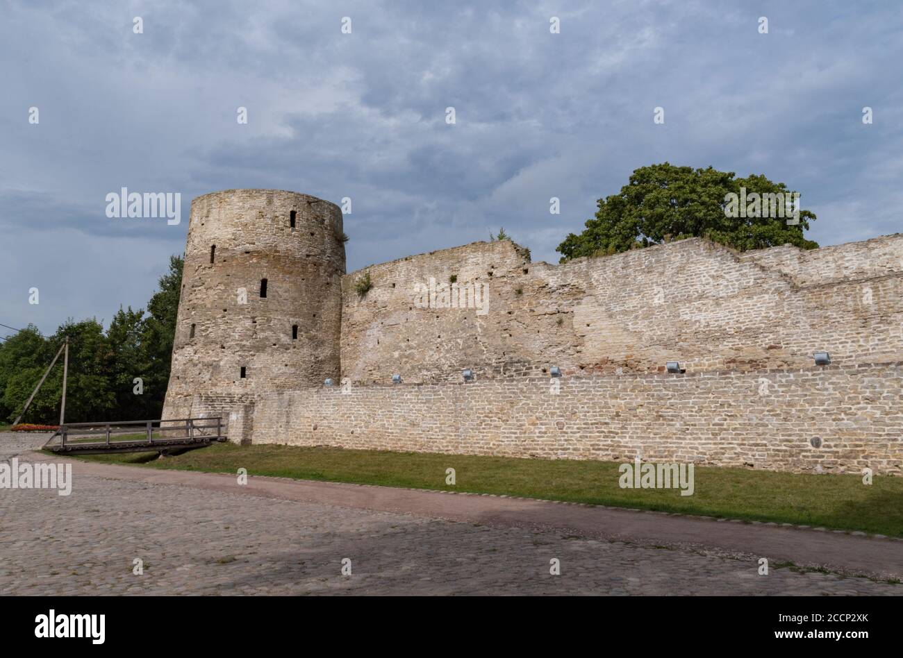 Tower 'Temnushka' and battlement (wall) of Izborsk medieval fortress. Pskov Region (Pskovskaya oblast), Russia. Stock Photo