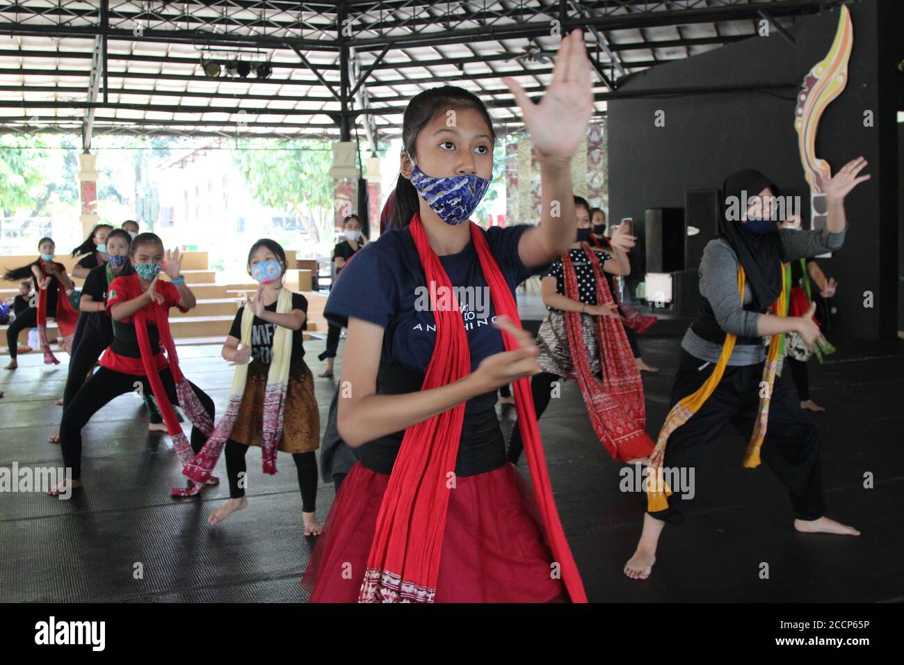 Traditional sundanese dance hi-res stock photography and images - Alamy