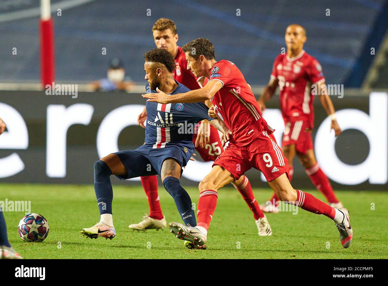 Lisbon, Lissabon, Portugal, 23rd August 2020.  NEYMAR, PSG 10  compete for the ball, tackling, duel, header, zweikampf, action, fight, foul,  Robert LEWANDOWSKI, FCB 9 Thomas MUELLER, MÜLLER, FCB 25  in the final match UEFA Champions League, final tournament FC BAYERN MUENCHEN - PARIS ST. GERMAIN (PSG) 1-0 in season 2019/2020, FCB,  © Peter Schatz / Alamy Live News / Pool   - UEFA REGULATIONS PROHIBIT ANY USE OF PHOTOGRAPHS as IMAGE SEQUENCES and/or QUASI-VIDEO -  National and international News-Agencies OUT Editorial Use ONLY Stock Photo
