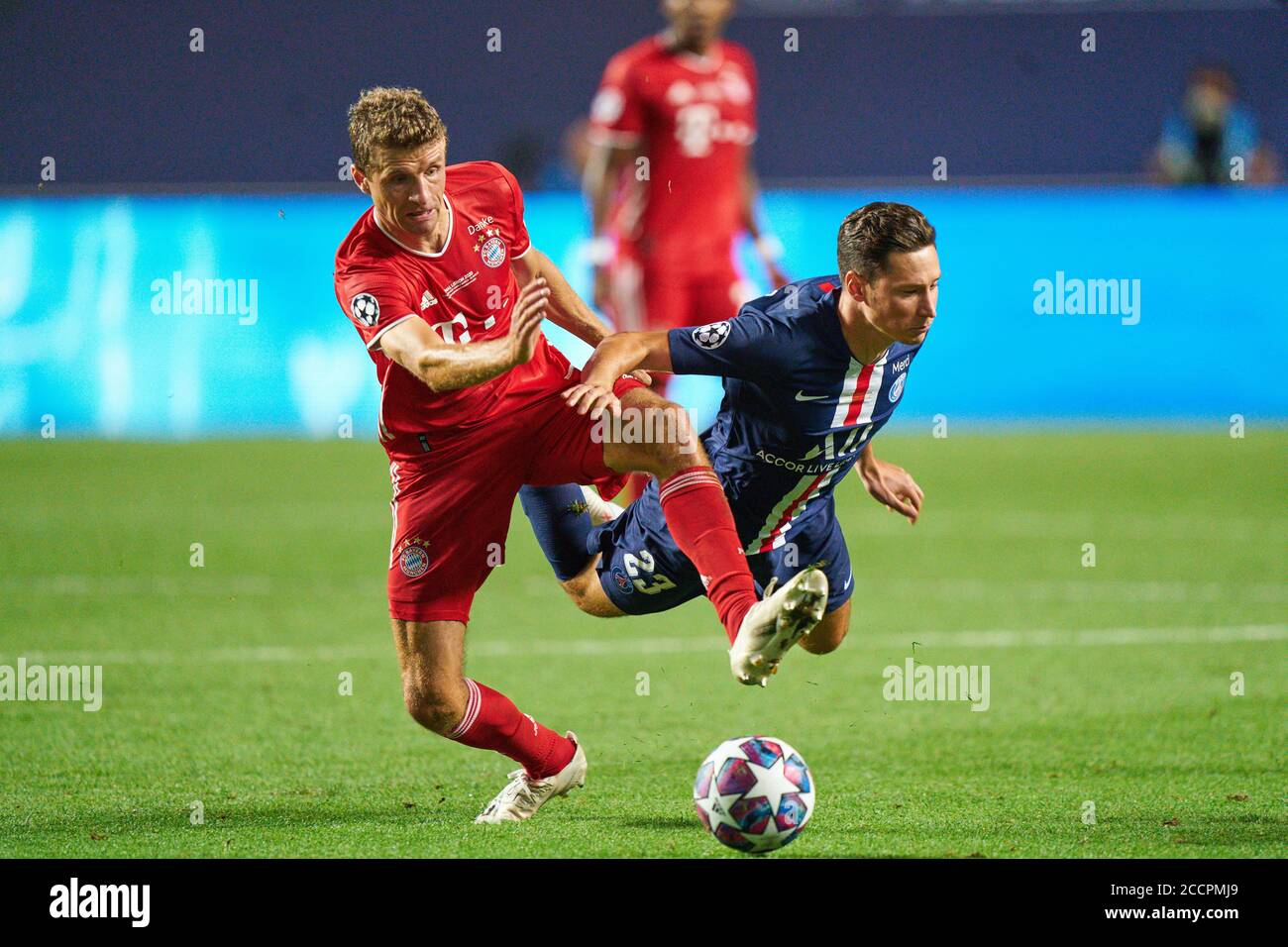 Lisbon, Lissabon, Portugal, 23rd August 2020.  Thomas MUELLER, MÜLLER, FCB 25  compete for the ball, tackling, duel, header, zweikampf, action, fight against Julian DRAXLER, PSG 23  in the final match UEFA Champions League, final tournament FC BAYERN MUENCHEN - PARIS ST. GERMAIN (PSG) 1-0 in season 2019/2020, FCB,  © Peter Schatz / Alamy Live News / Pool   - UEFA REGULATIONS PROHIBIT ANY USE OF PHOTOGRAPHS as IMAGE SEQUENCES and/or QUASI-VIDEO -  National and international News-Agencies OUT Editorial Use ONLY Stock Photo