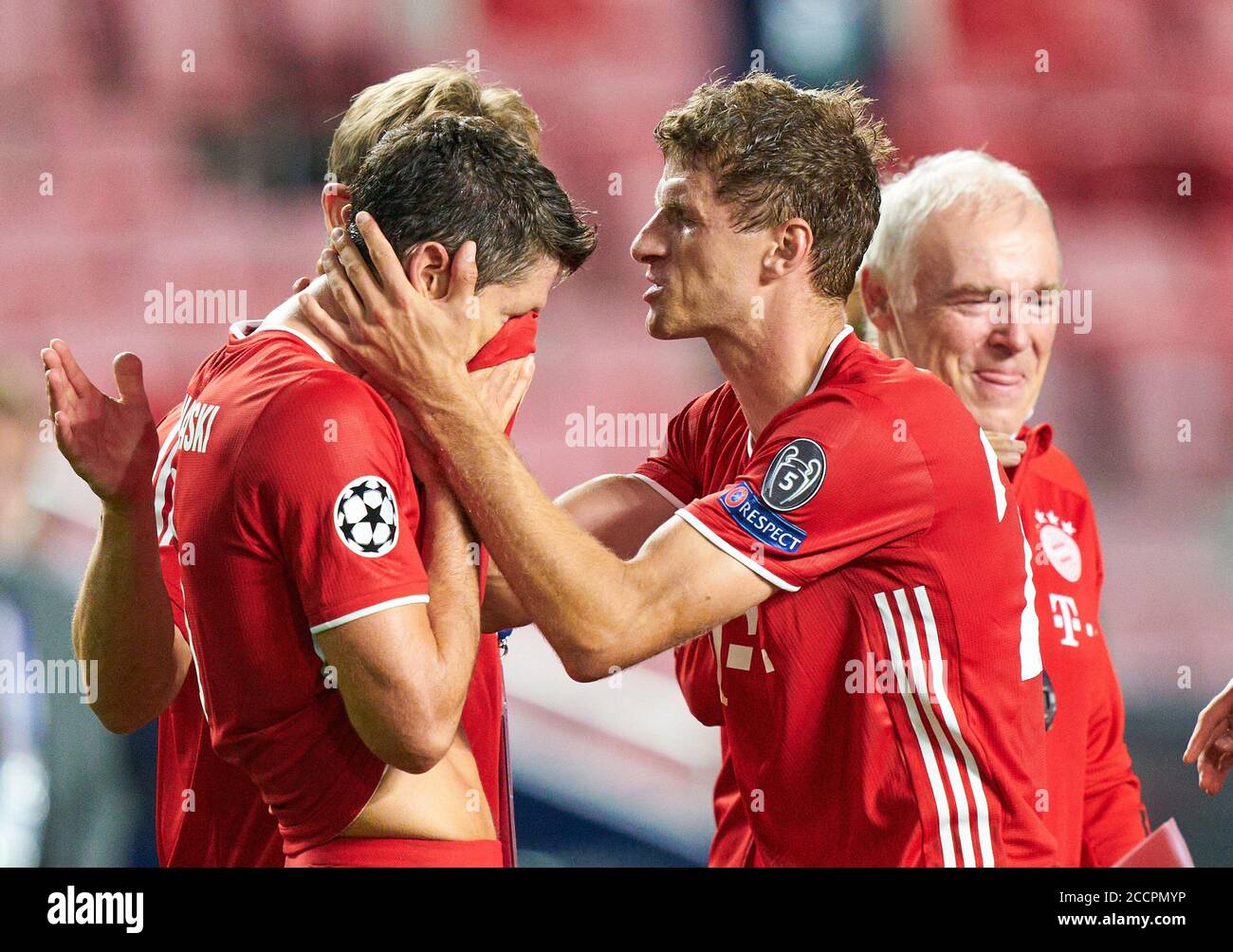 Lisbon, Lissabon, Portugal, 23rd August 2020.  FCB Co-Trainer Hermann GERLAND,  Thomas MUELLER, MÜLLER, FCB 25 Robert LEWANDOWSKI, FCB 9 with tears, weint vor Freude team FCB win the trophy in the final match UEFA Champions League, final tournament FC BAYERN MUENCHEN - PARIS ST. GERMAIN (PSG) 1-0 in season 2019/2020, FCB,  © Peter Schatz / Alamy Live News / Pool   - UEFA REGULATIONS PROHIBIT ANY USE OF PHOTOGRAPHS as IMAGE SEQUENCES and/or QUASI-VIDEO -  National and international News-Agencies OUT Editorial Use ONLY Stock Photo