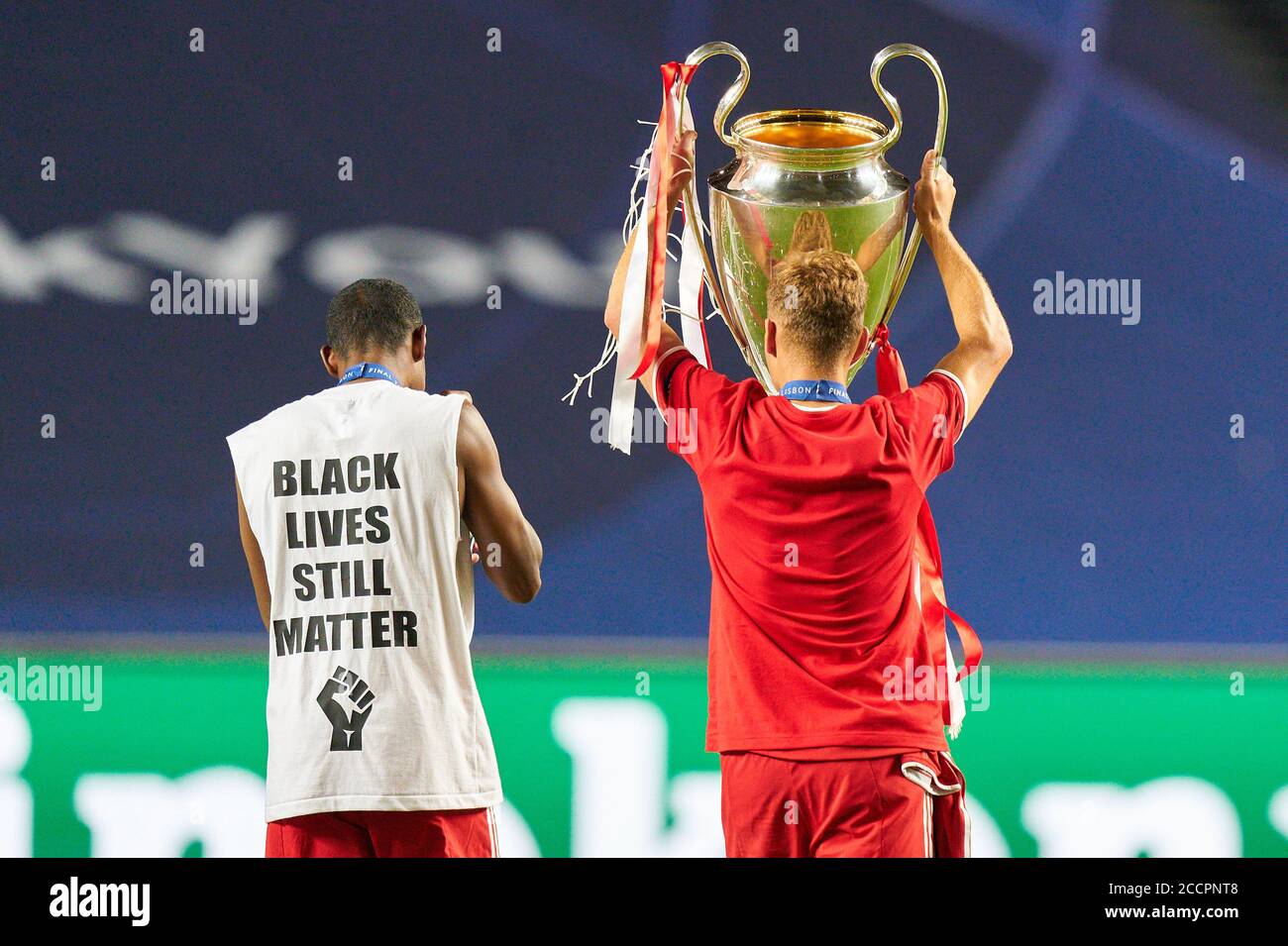 Lisbon, Lissabon, Portugal, August 2020. David ALABA, FCB 27 with t- shirt Black still matter, Politik, gegen Rassismus, Meinung, Joshua KIMMICH, FCB 32 team FCB win the trophy in the final