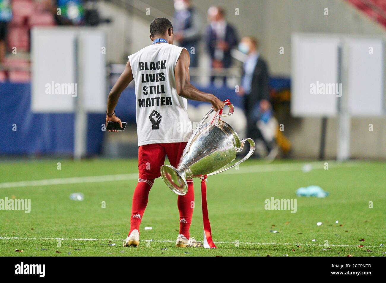 Lisbon, Lissabon, Portugal, 23rd August 2020.  David ALABA, FCB 27 with t-shirt Black Lives still matter, Politik, gegen Rassismus, Meinung,  team FCB win the trophy in the final match UEFA Champions League, final tournament FC BAYERN MUENCHEN - PARIS ST. GERMAIN (PSG) 1-0 in season 2019/2020, FCB,  © Peter Schatz / Alamy Live News / Pool   - UEFA REGULATIONS PROHIBIT ANY USE OF PHOTOGRAPHS as IMAGE SEQUENCES and/or QUASI-VIDEO -  National and international News-Agencies OUT Editorial Use ONLY Stock Photo
