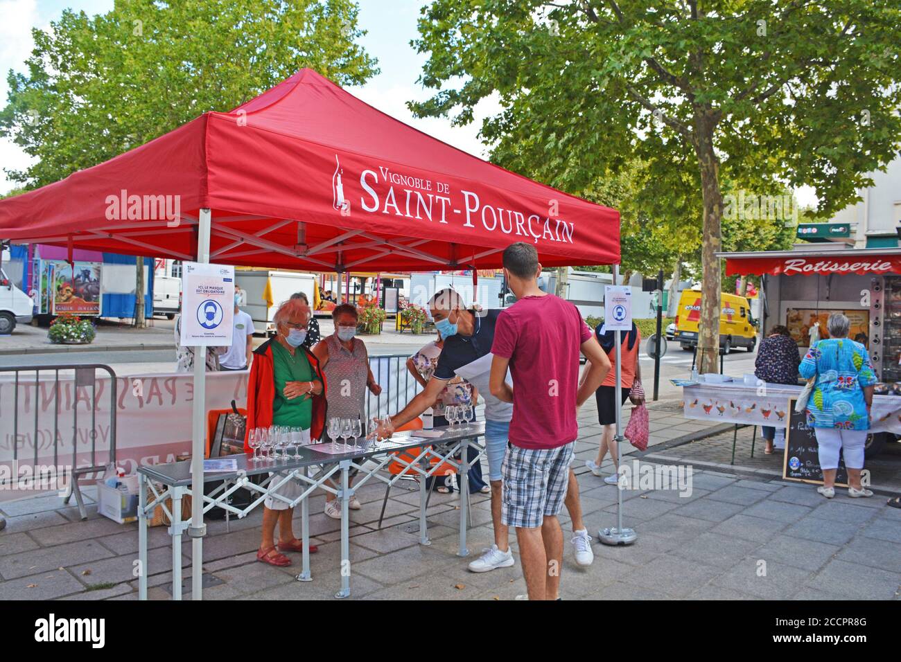 producer of Saint Pourçain wines offering a tasting of his products on the market of Saint-Pourçain-sur-Sioule, Allier, Auvergne-Rhone-Alpes, France Stock Photo