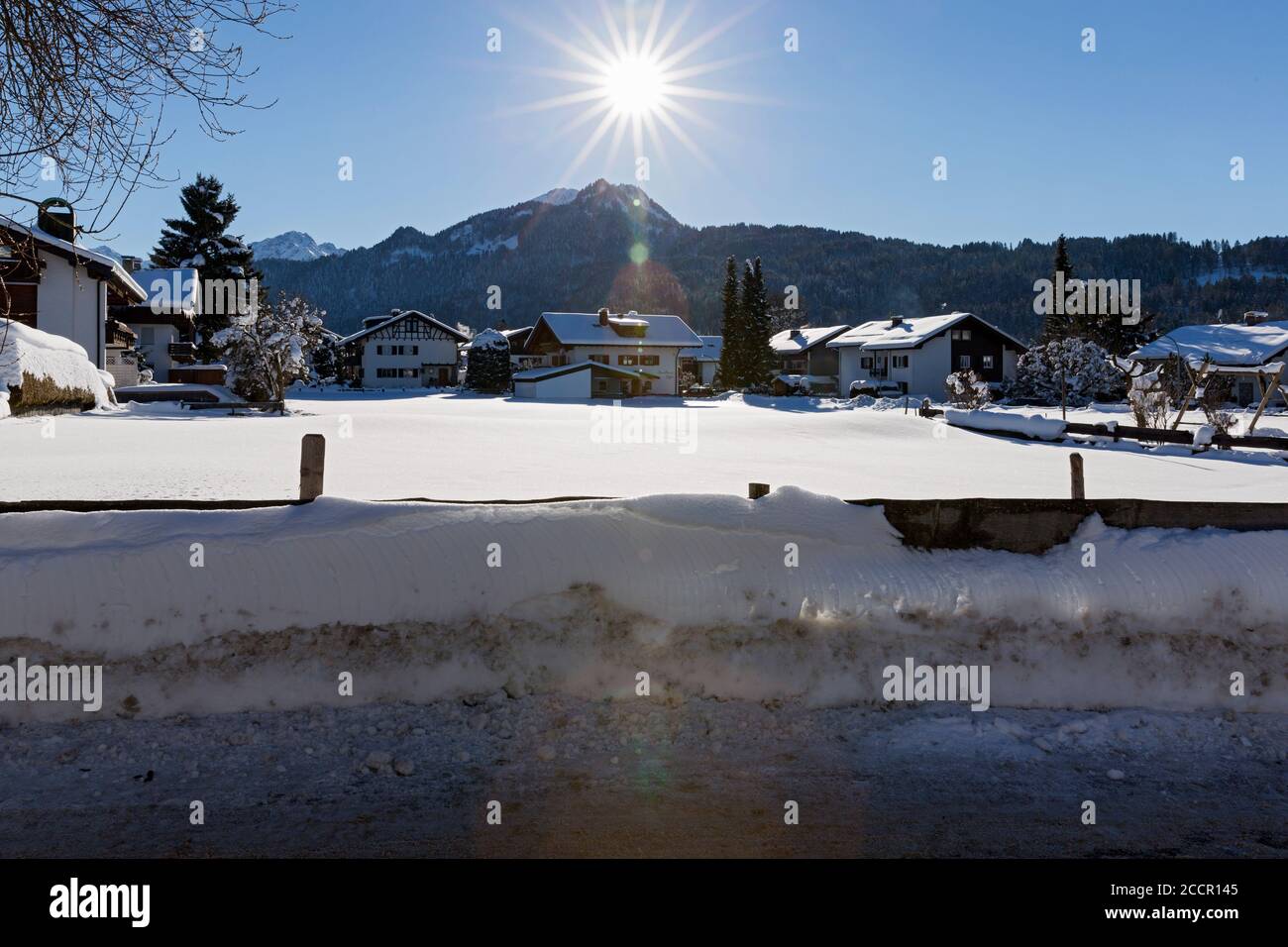 Strasse, Schnee, Berge, strahlende Sonne, Wohnhäuser, Oberstdorf, Allgäuer Alpen Stock Photo
