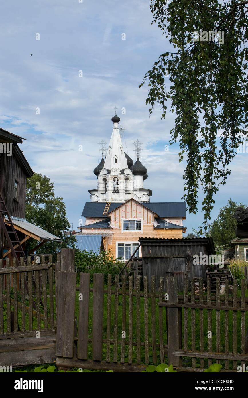 BELOZERSK, RUSSIA - 03 August 2020, The Church of the Savior. Belozersk town panorama with old wooden buildings and Russian Orthodox church Stock Photo
