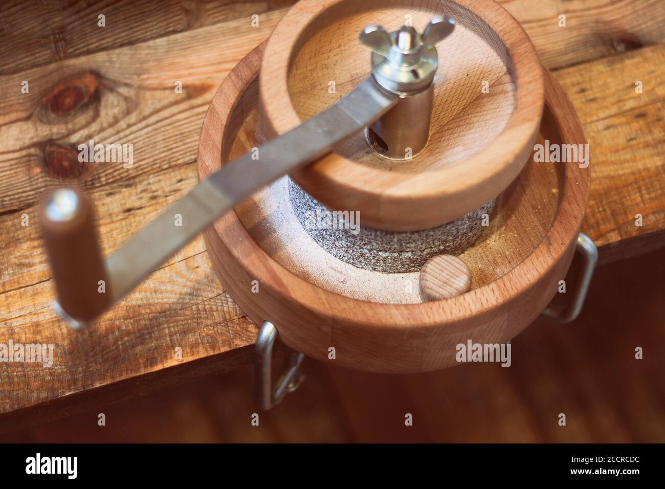 https://c8.alamy.com/comp/2CCRCDC/grain-grinder-manual-grain-mill-for-hand-grinding-on-a-wooden-table-2CCRCDC.jpg