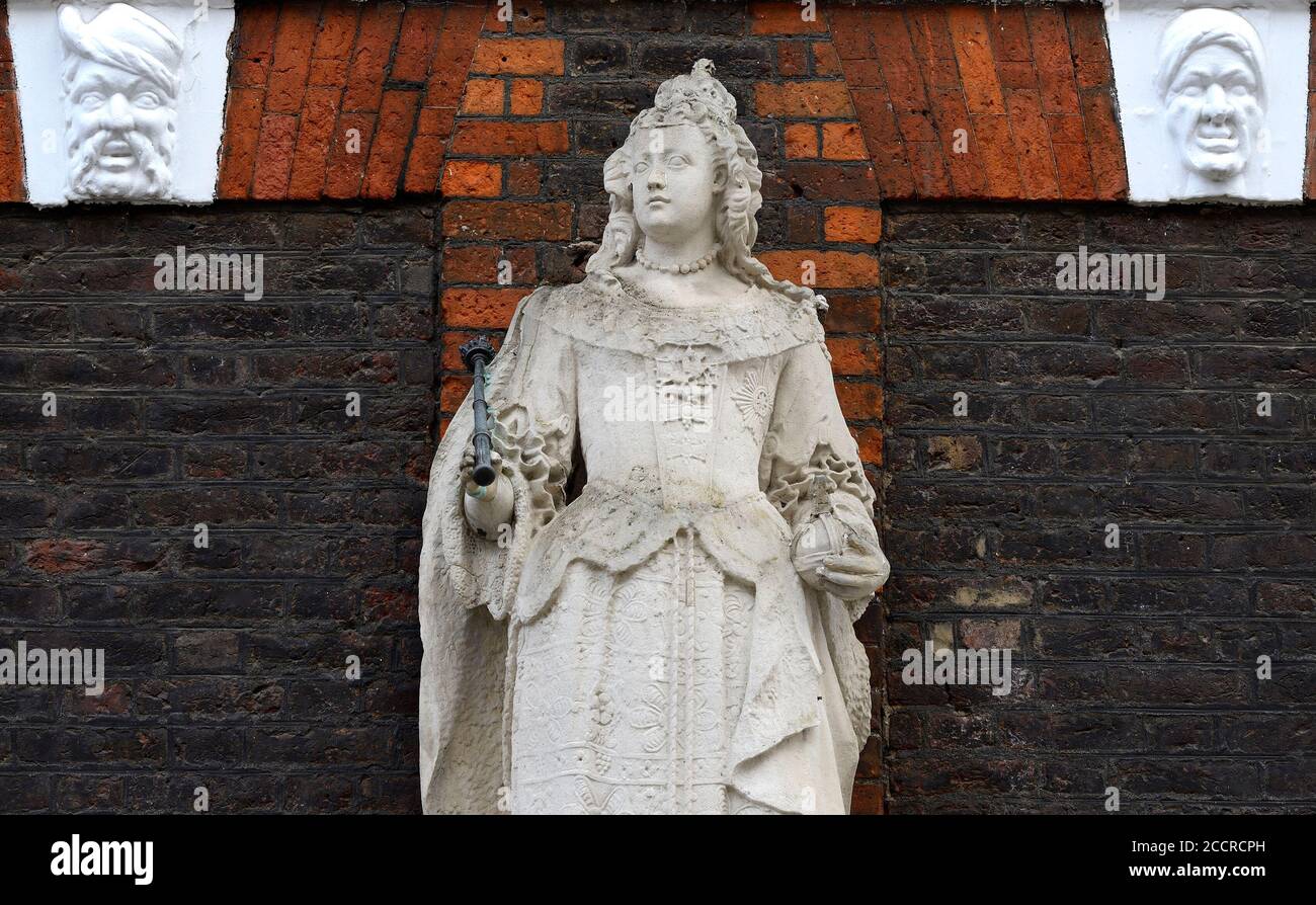 London, England, UK. Statue (c1704) of Queen Anne (1663-1714) in Queen Anne's Gate Stock Photo