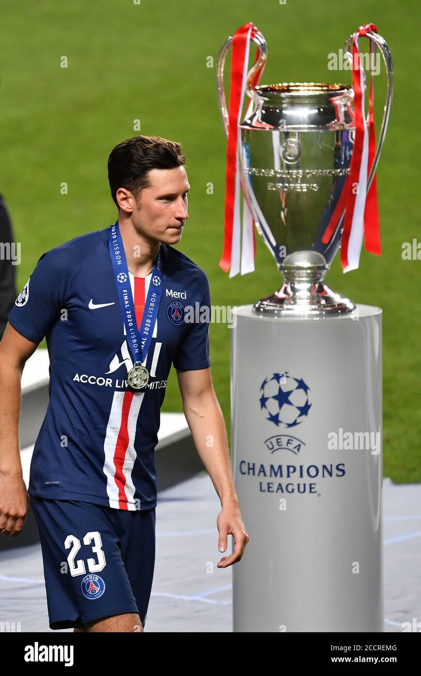 Lisbon, Portugal. 23rd Aug, 2020. firo Soccer: Final Champions League:  23.08.2020 FC Bayern Munich, Munich, Muenchen - Paris Saint Germain 1: 0.  Julian DRAXLER (PSG), Enttaeuschung, frustrated, Enttauschung, Enttauschung  walks past the