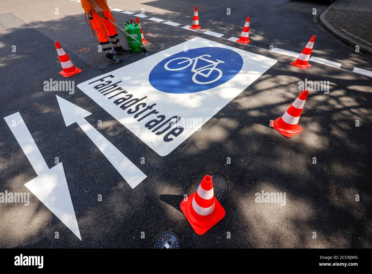 Essen, Ruhr Area, Nordrhein-Westfalen, Germany - New bike street, road markers when applying the bike pictograms, here in the Busehofstrasse in the di Stock Photo