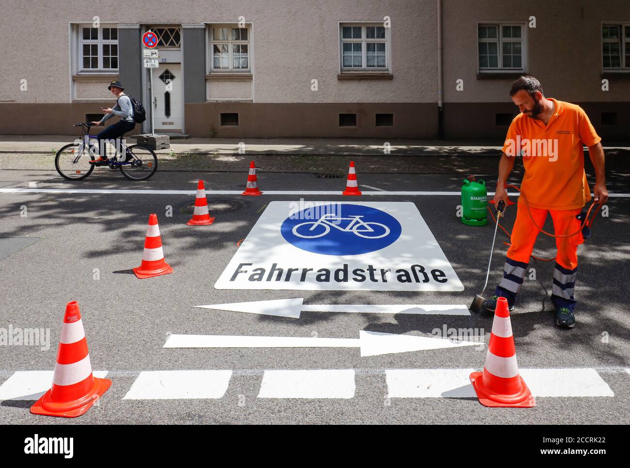 Essen, Ruhr Area, Nordrhein-Westfalen, Germany - new bike street, a lane marker while applying the bicycle pictograms, here in Busehofstrasse in the d Stock Photo