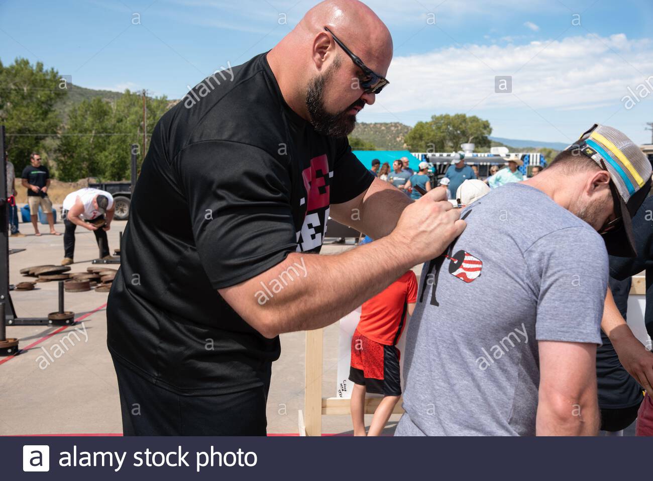 Brian Shaw Four Time Winner Of World S Strongest Man Autographs The Back Of A Fan S T Shirt At The Crown Mountain Strongman Stock Photo Alamy