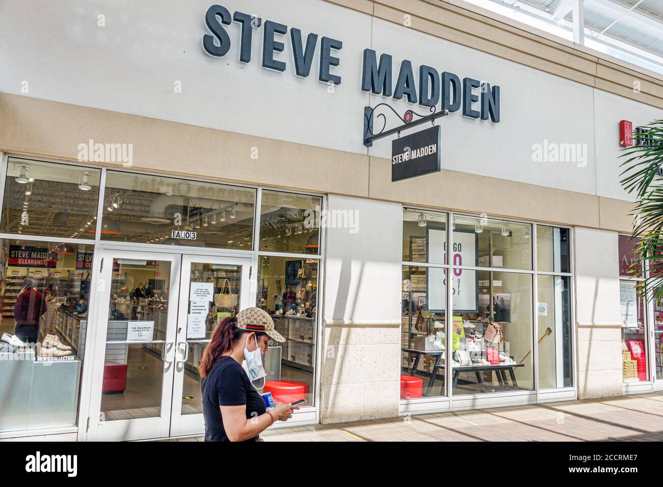 Steve madden sign hi-res stock photography and images - Alamy