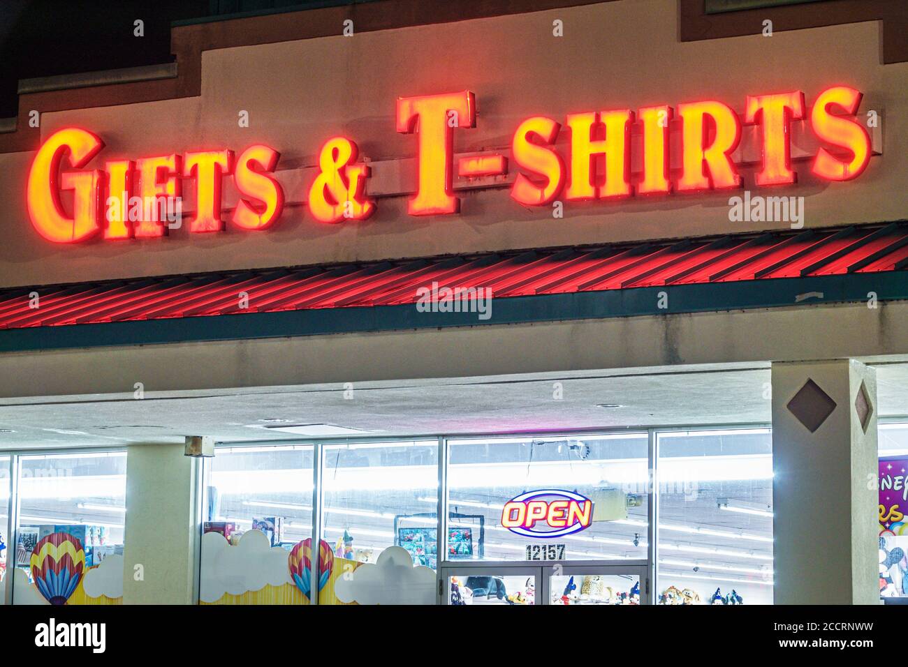 T shirts store hi-res stock photography and images - Alamy