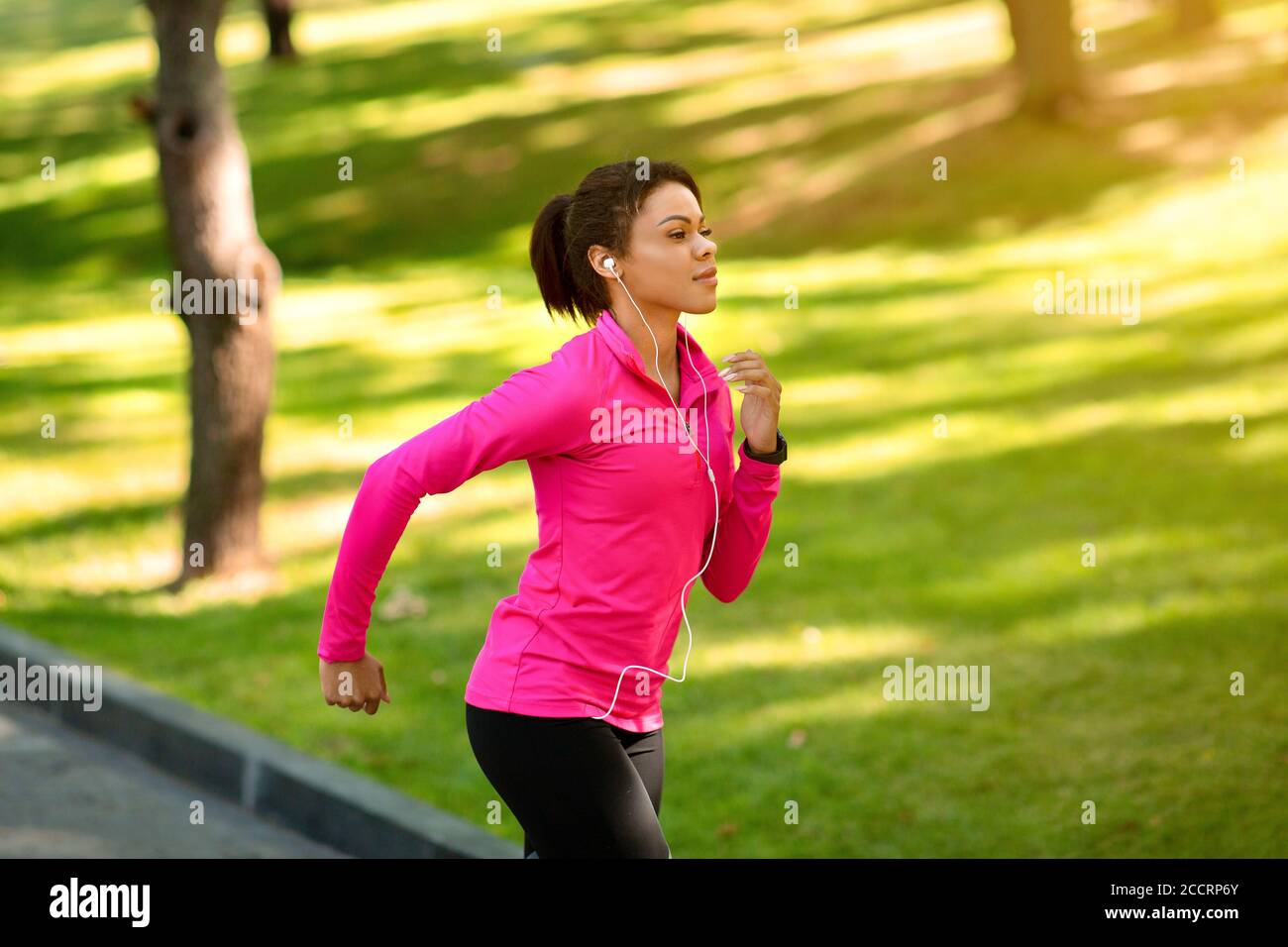 Black woman running hi-res stock photography and images - Alamy