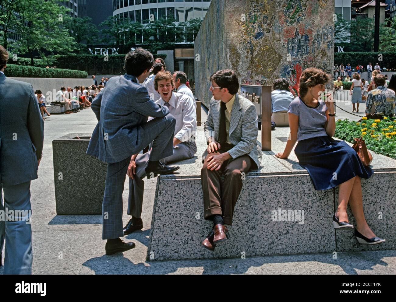 LUNCH TIME CROWD IN CHASE TOWER PLAZA WITH MARC CHAGALL'S MOSAIC 'FOUR SEASONS IN BACKGROUND, CHICAGO, USA 1970s Stock Photo