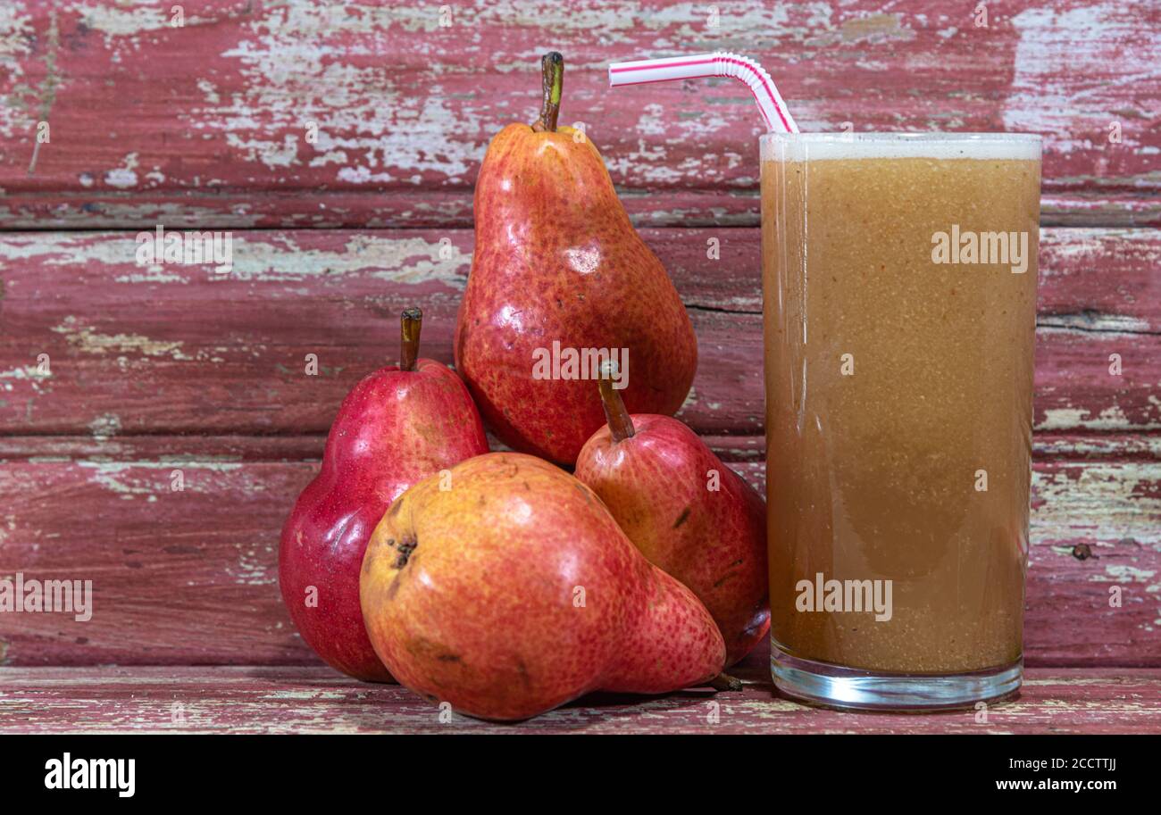 Red pear juice (Pyrus L.). Refreshing drink rich in nutrients. Natural and energetic drink. Detox diet. Pear juice is a light, extremely nutritious ju Stock Photo