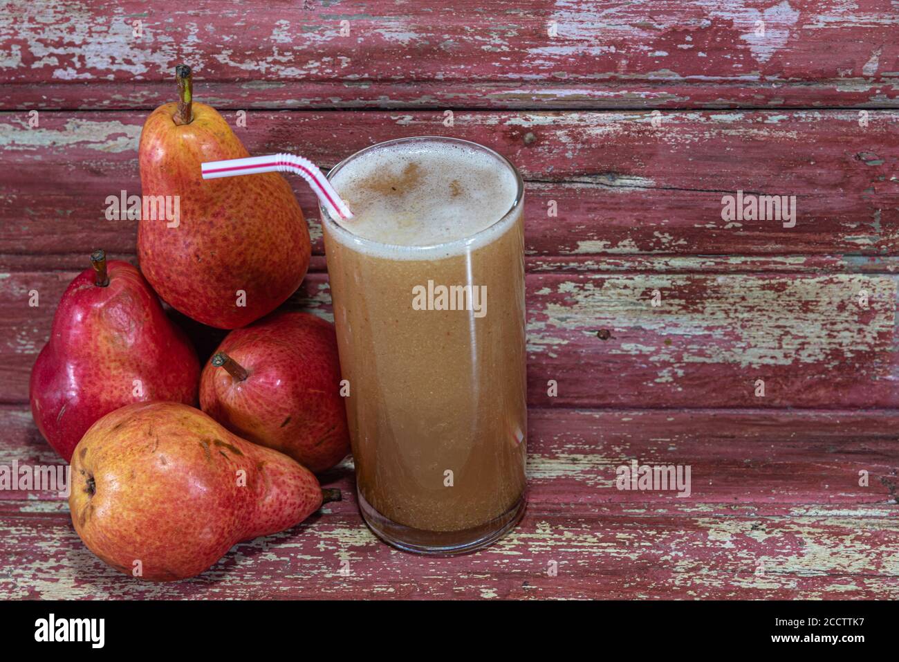 Red pear juice (Pyrus L.). Refreshing drink rich in nutrients. Natural and energetic drink. Detox diet. Pear juice is a light, extremely nutritious ju Stock Photo