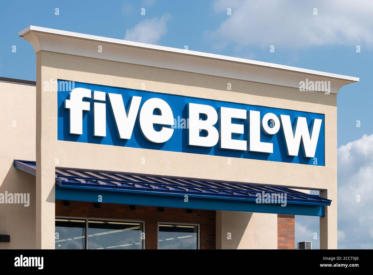 ROSEVILLE, MN/USA - AUGUST 23, 2020: Five Below retail store exterior and trademark logo. Stock Photo